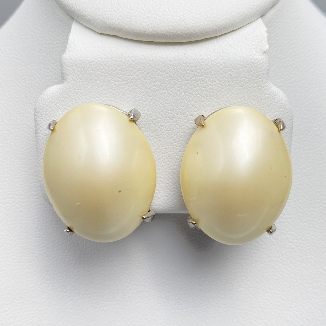 Vintage Richelieu Large Oval Faux Pearl Clip Earrings 18$